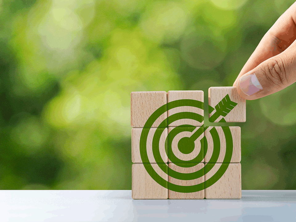 Stener balanserer på en stor stein fremfor havet, til illustrasjon for strategi