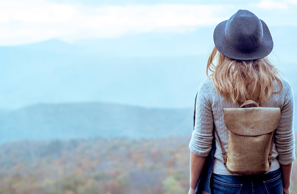 Dame ser på utsikten