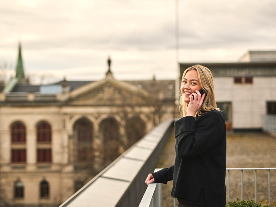 Kine snakker i telefon - ansatt i BN Bank
