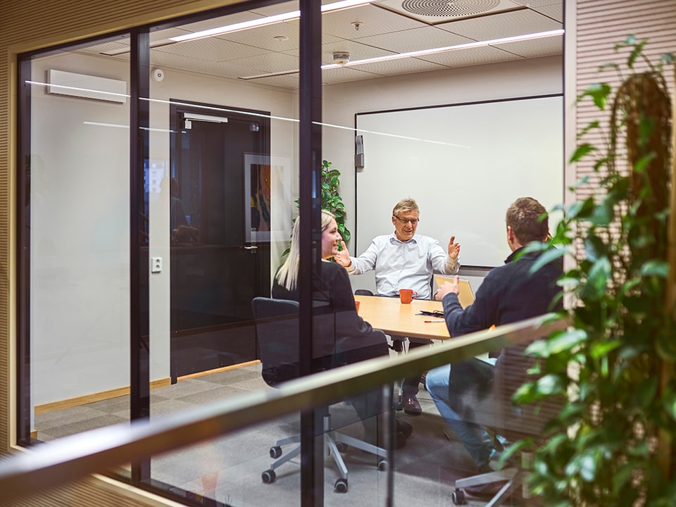 Møterom med 3 personer