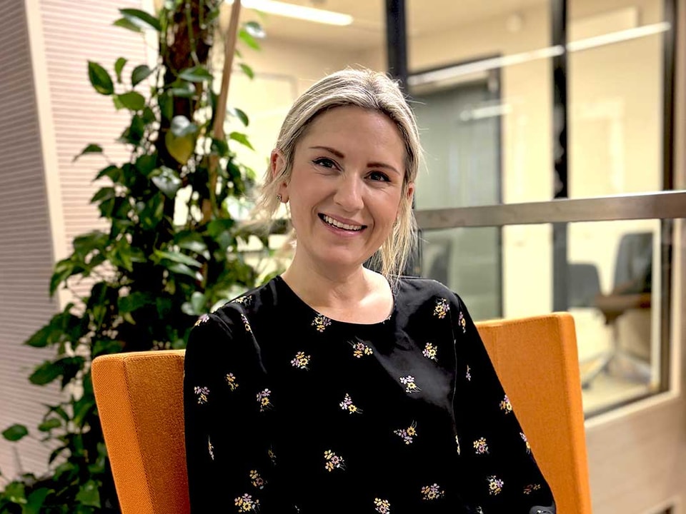 Ung kvinne i kontorlokale