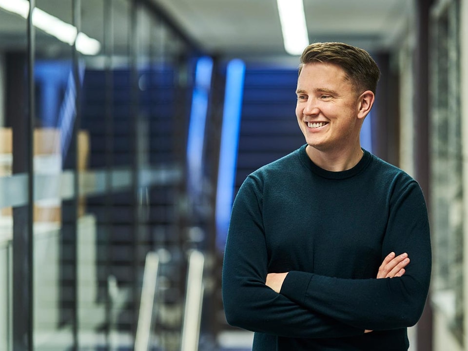 Ung mann i kontorlokale, til illustrasjon for bli kunde