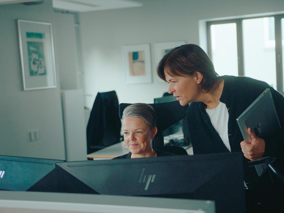 Line og Lise i BN Bank på kontoret, til illustrasjon for boliglån