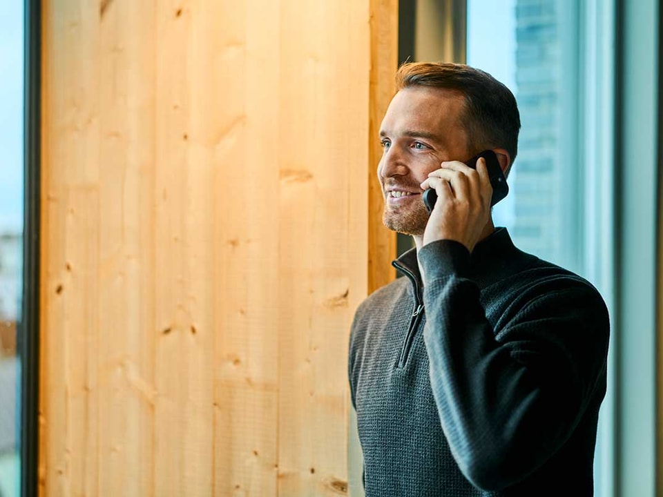 Mann snakker i mobiltelefon