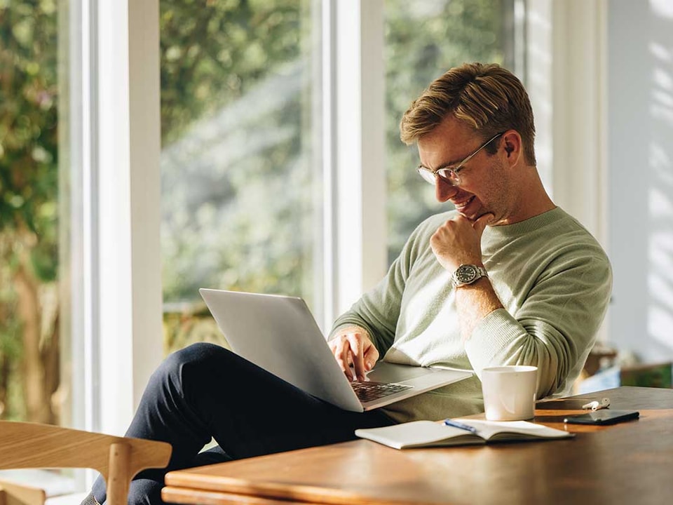 Mann som sjekker årsoppgave, illustrasjon til sjekke årsoppgaven