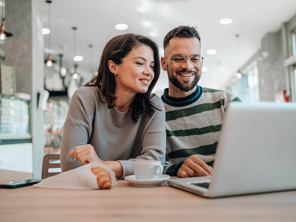 Par sitter sammen og ser på laptop, illustrasjon til skattemelding