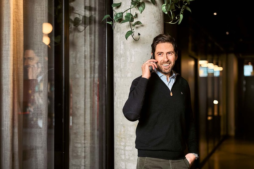 Mann snakker i mobil, illustrasjon  til lån