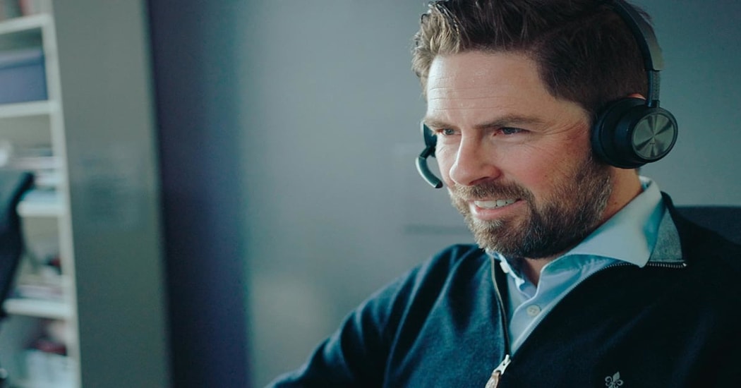 Tom i BN Bank snakker i telefonen med kunde