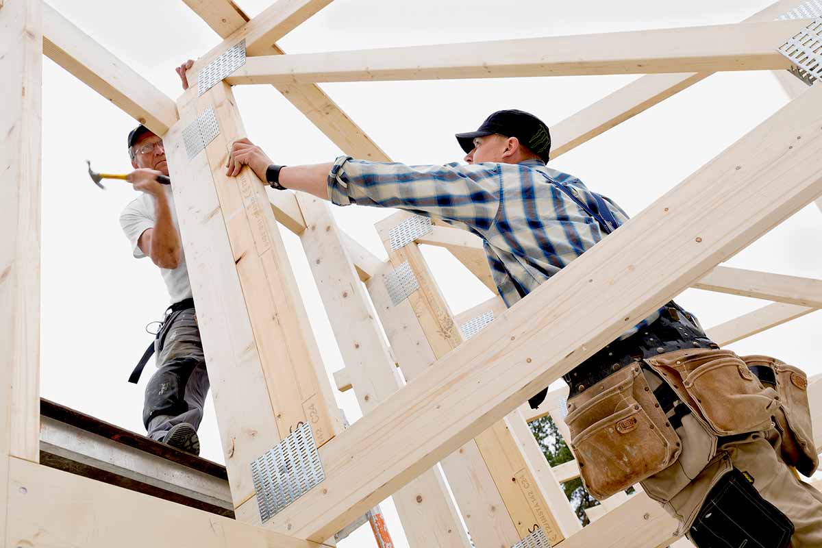 To menn som bygger hus, til illustrasjon for oppussing