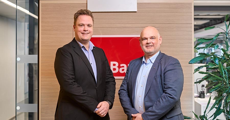 Endre Jo Reite og skatteetaten fremfor BN Bank logo, til illustrasjon for samarbeidspartnere i BN Bank