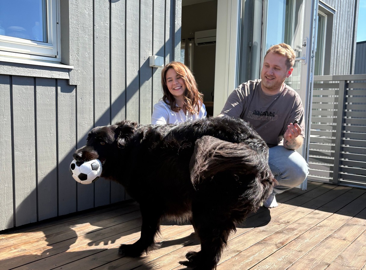 Kvinne og mann på en terrasse med en hund foran seg, til illustrasjon for Finit erfaringer