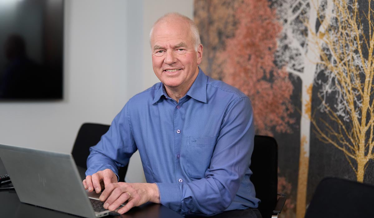 Jørn jobber på  Oslo-kontoret til BN Bank, illustrasjon til artikkel På lag med kundene