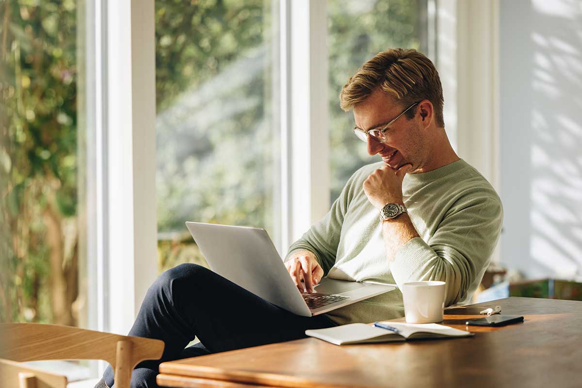 Mann som sjekker årsoppgave, illustrasjon til sjekke årsoppgaven