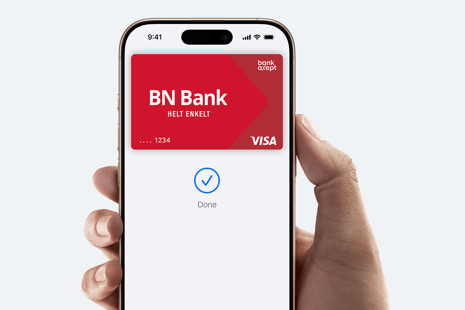 Hånd som holder iphone med bilde av visakort