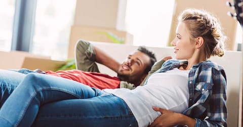 Par slapper av i sofaen, til illustrasjon for annuitetslån vs serielån