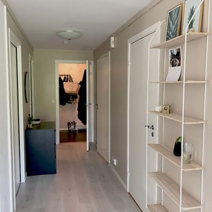 Gang med bokhyller og oppbevaring, til illustrasjon for drømmen om egen bolig