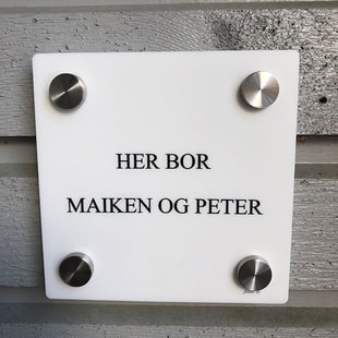 Navneskilt fremfor døra, til illustrasjon for drømmen om egen bolig