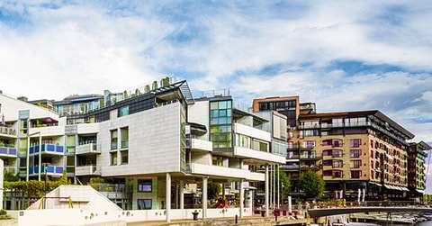 Boligblokker ved sjøen, til illustrasjon for selveier, andel og aksjeleilighet