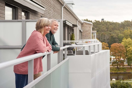 Par står på balkongen og ser utover