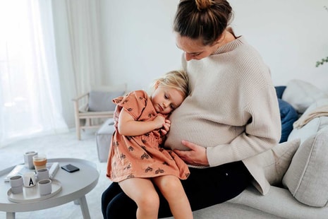 Gravid dame med barn på fanget, illustrasjon til pensjonssparing