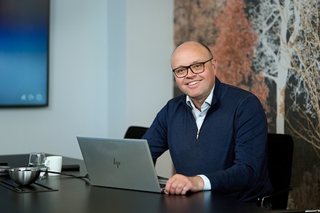 Espen jobber på  Oslo-kontoret til BN Bank, illustrasjon til artikkel På lag med kundene