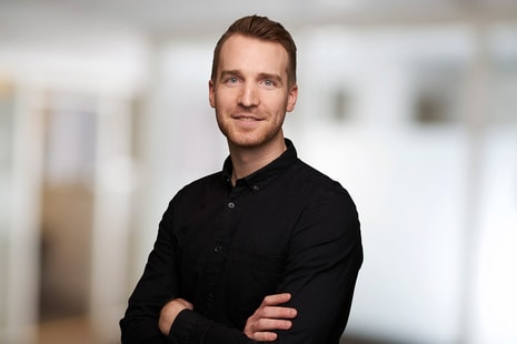 Ung mann med uskarp bakgrunn