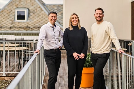 Vegar, Kine og Peter er tre ansatte i BN Bank og snakker sammen på takterassen