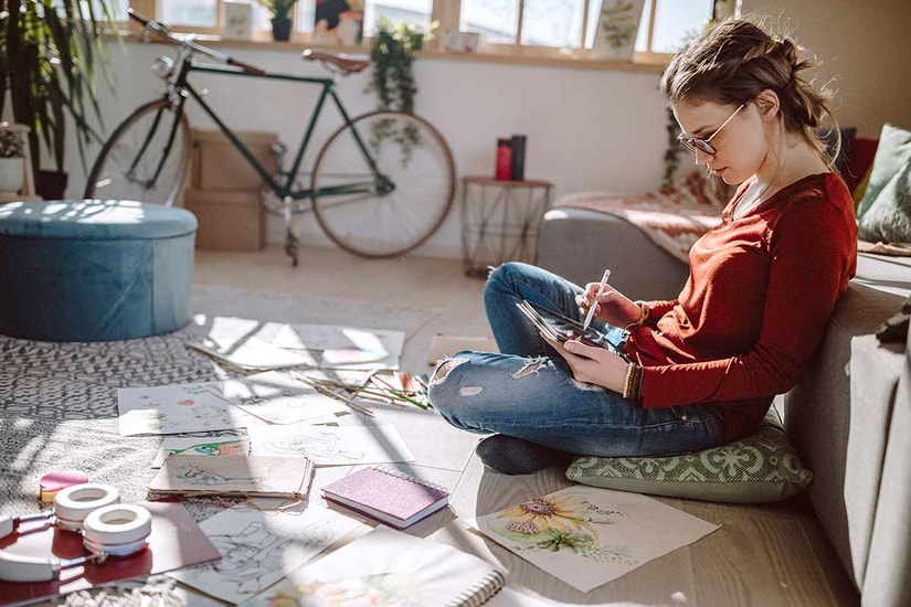 Jente sitter i på hybel og leser, illustrasjon til depositumskonto