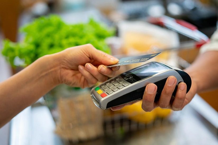 Kontaktløs betaling med bankkort på betalingsterminal
