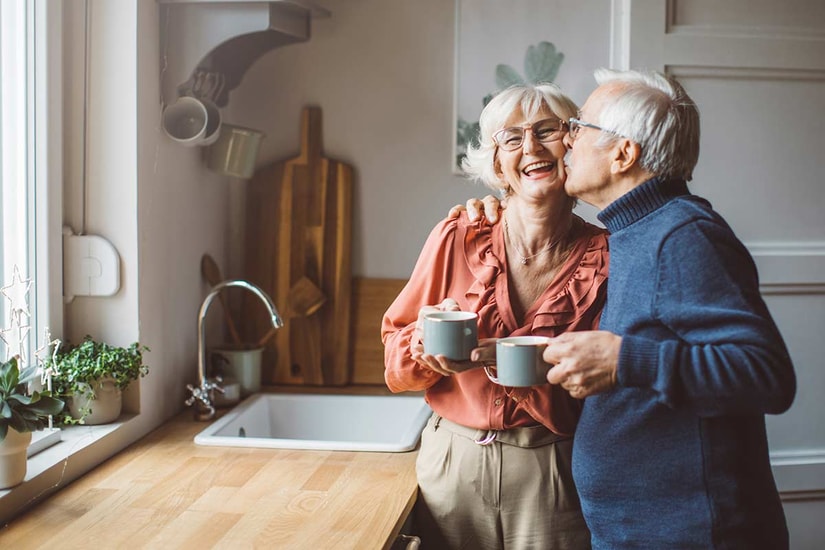 Lykkelig ektepar ved kjøkkenbenken, illustrajon til SeniorKonto
