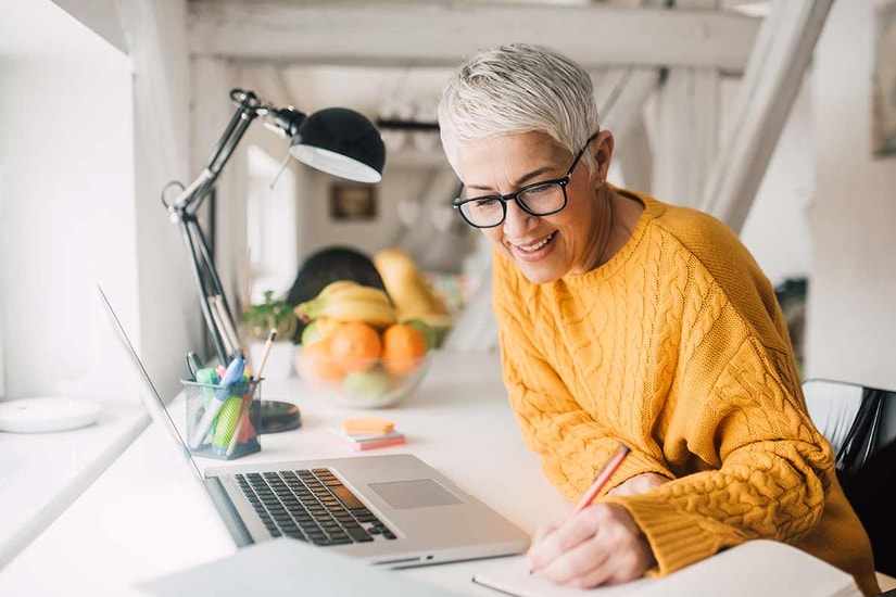 Dame gjør notater hjemme, til illustrasjon for utleie av bolig
