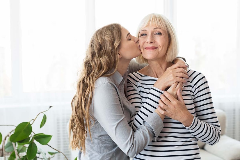 Datter kysser mor på kinnet, til illustrasjon for artikkel forskudd på arv