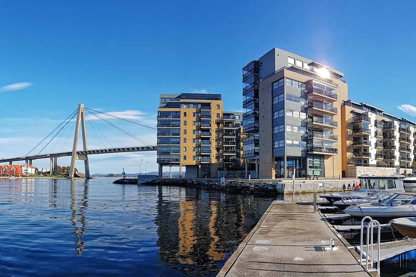 Leilighetsbygg og bru ved vannet i Stavanger, til illustrasjon for depositumskonto til bedrift