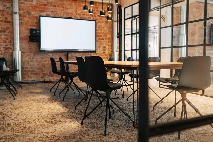 Styrerom uten folk sett utenifra, ilustrasjon til bankens styre