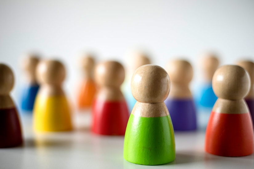 Mann og kvinne setter sammen puslespill, til illustrasjon for organisasjon