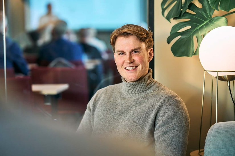 Jørgen er ansatt i banken - illustrasjon for regnskapssystemer