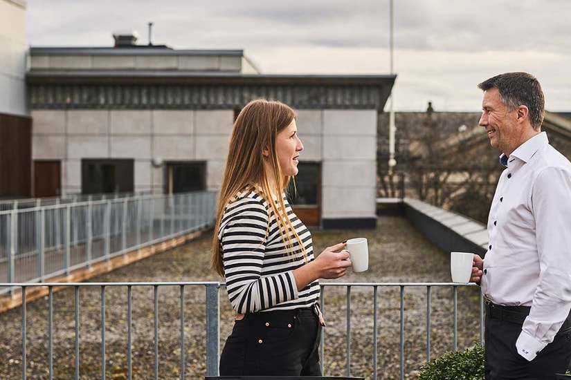 To ansatte i BN Bank står på en takterasse, illustrasjon til fastrenteinnskudd