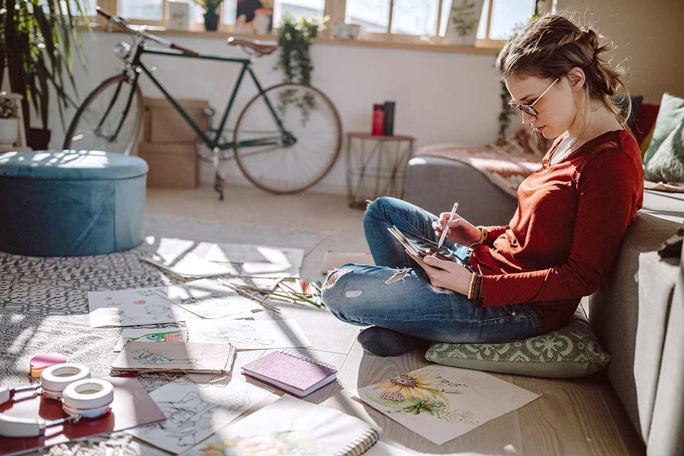 Jente sitter i på hybel og leser, illustrasjon til depositumskonto