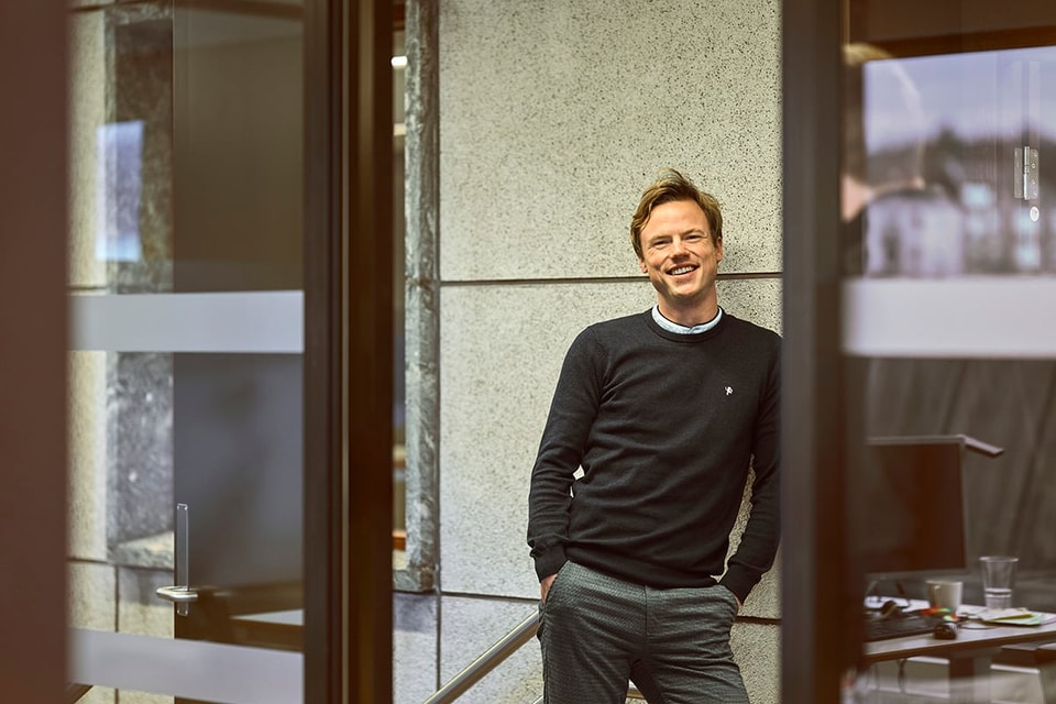 Mann i kontorlandskap, til illustrasjon for komme igang med BN Bank