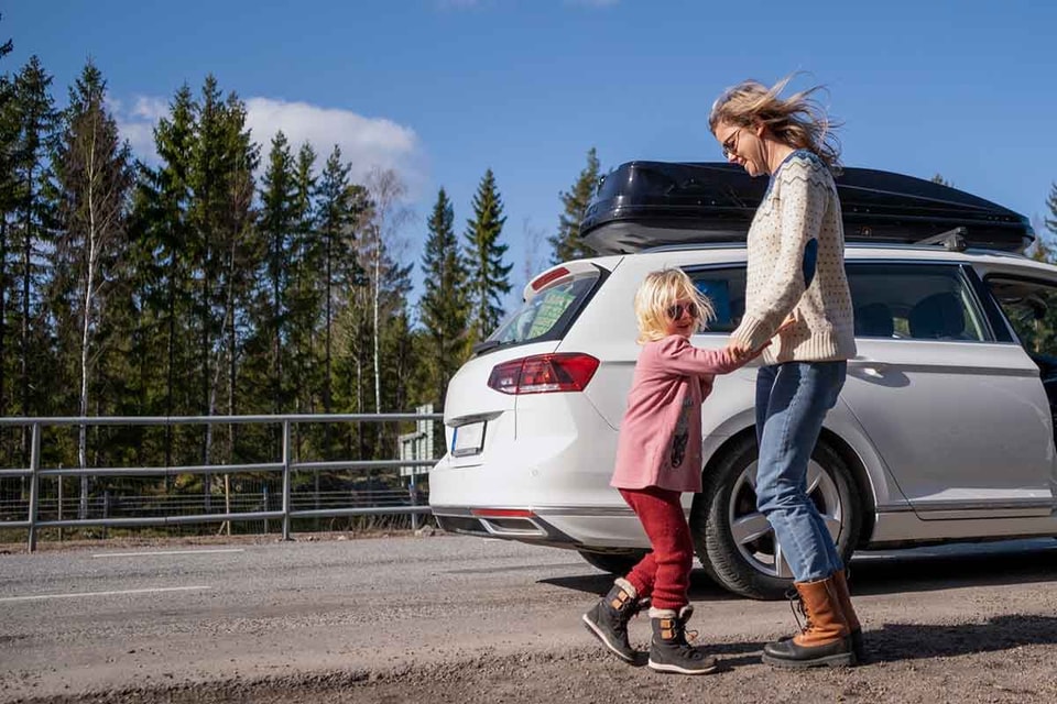 Kvinne og barn foran bil, til illustrasjon hvordan finansiere bilkjøp
