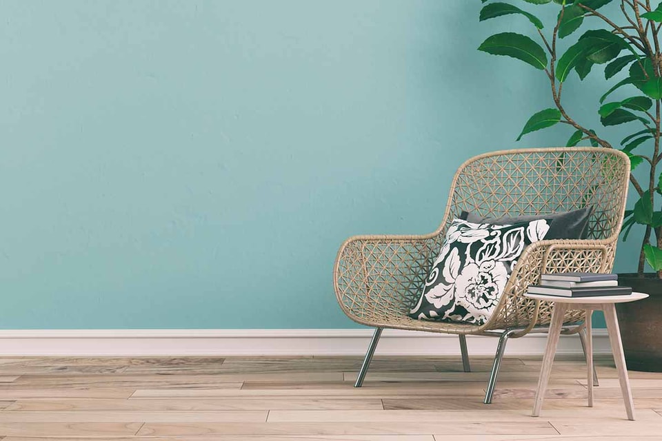 Moderne stol fremfor grønn vegg, til illustrasjon for hvor mye koster det å pusse opp