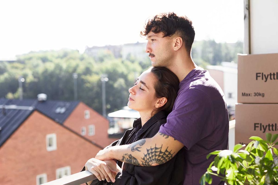 Par på balkongen har nylig flyttet sammen