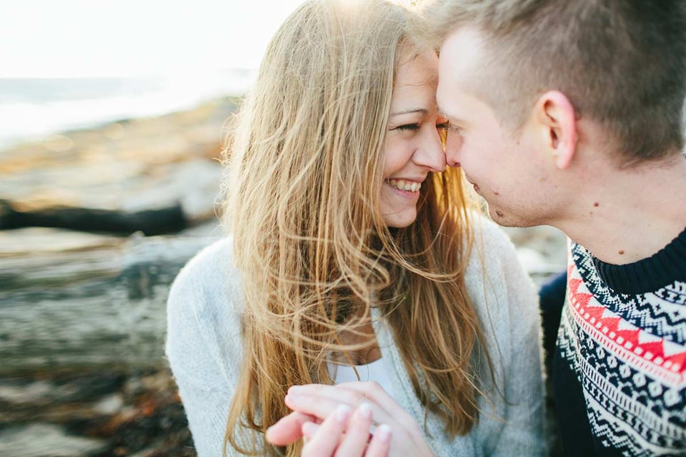 Par lener pannen mot hverandre mens de sitter på berget, til illustrasjon for flytte sammen