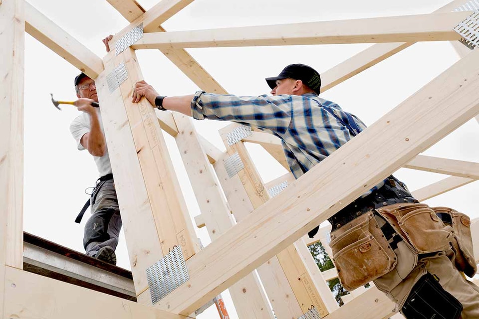 To menn som bygger hus, til illustrasjon for oppussing