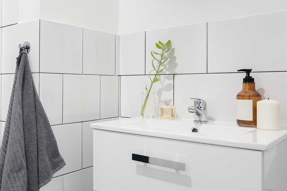 Baderom med vask og detaljer, til illustrasjon for pusse opp bad