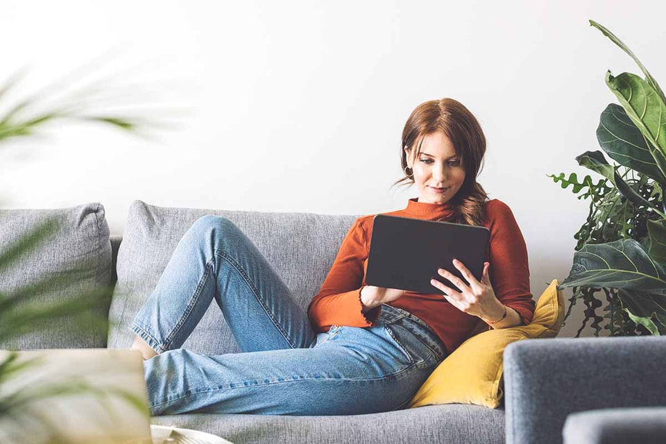 Dame på nettbrett lurer på når er det best å selge bolig
