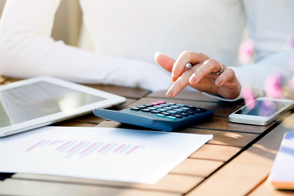 Kalkulator, nettbrett og mobil, til illustrasjon for hverdagsøkonomi