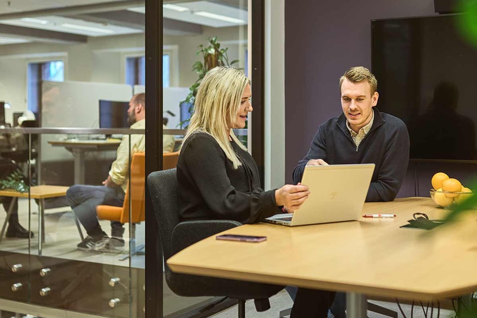 Bedriftsrådgiver Ailin og kunderådgiver Ola, til illustrasjon for skattetrekkskonto