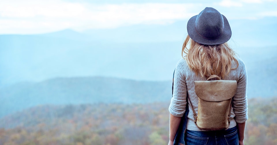 Dame ser på utsikten