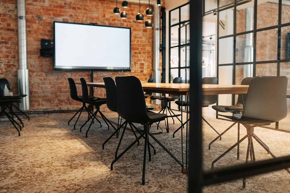 Styrerom uten folk sett utenifra, ilustrasjon til bankens styre